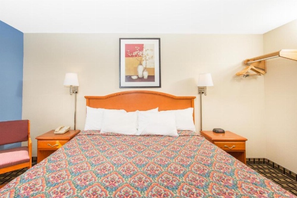 Days Inn by Wyndham Effingham image 12