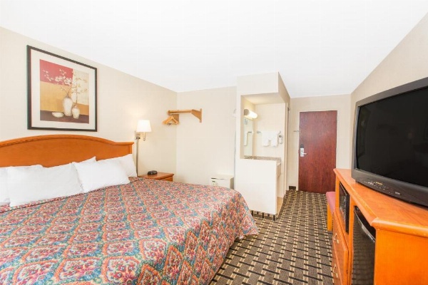 Days Inn by Wyndham Effingham image 15