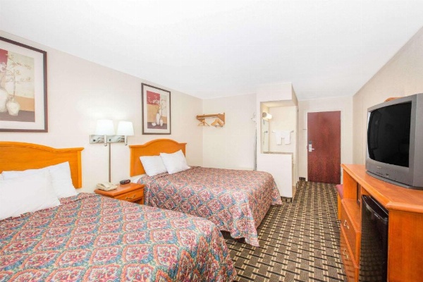 Days Inn by Wyndham Effingham image 17