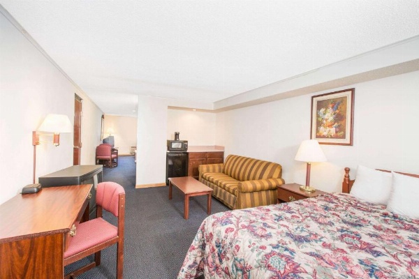 Days Inn by Wyndham Effingham image 19