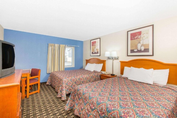 Days Inn by Wyndham Effingham image 22