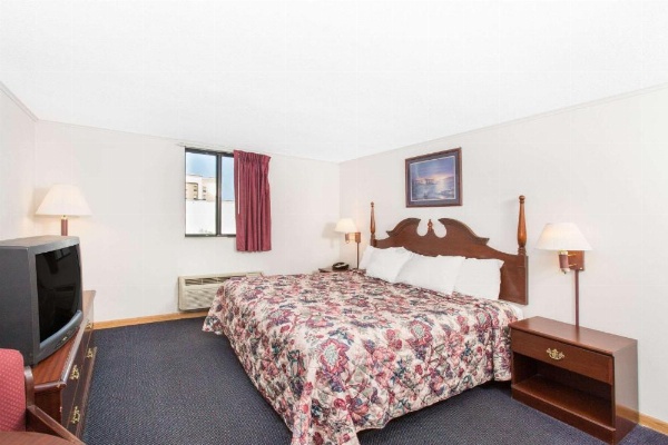 Days Inn by Wyndham Effingham image 23