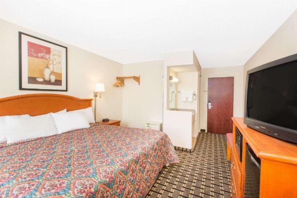 Days Inn by Wyndham Effingham image 26