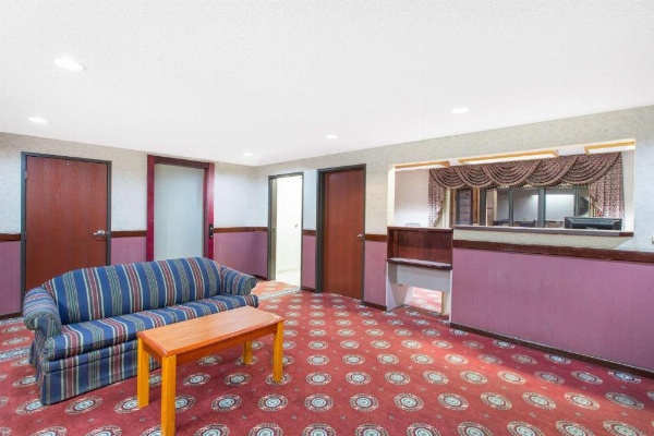 Days Inn by Wyndham Effingham image 27