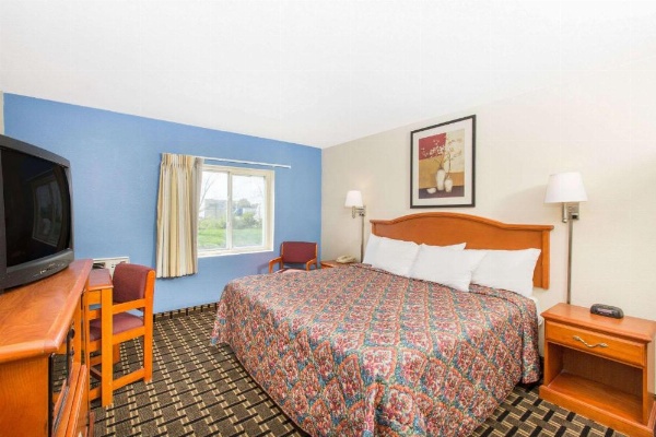 Days Inn by Wyndham Effingham image 28