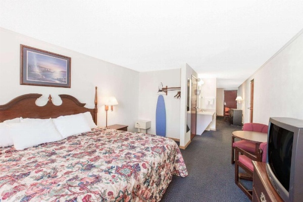 Days Inn by Wyndham Effingham image 29