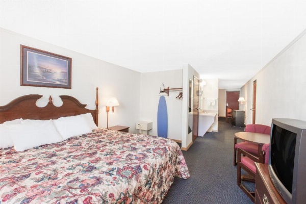 Days Inn by Wyndham Effingham image 8